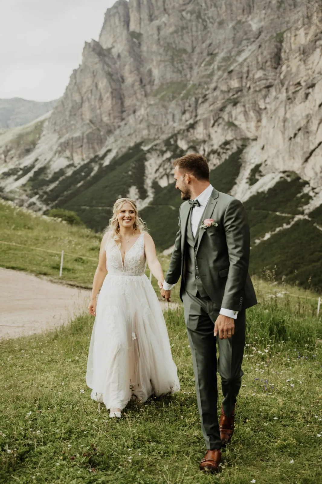 Brautpaar vor der alpinen Bergkulisse der Dolomiten