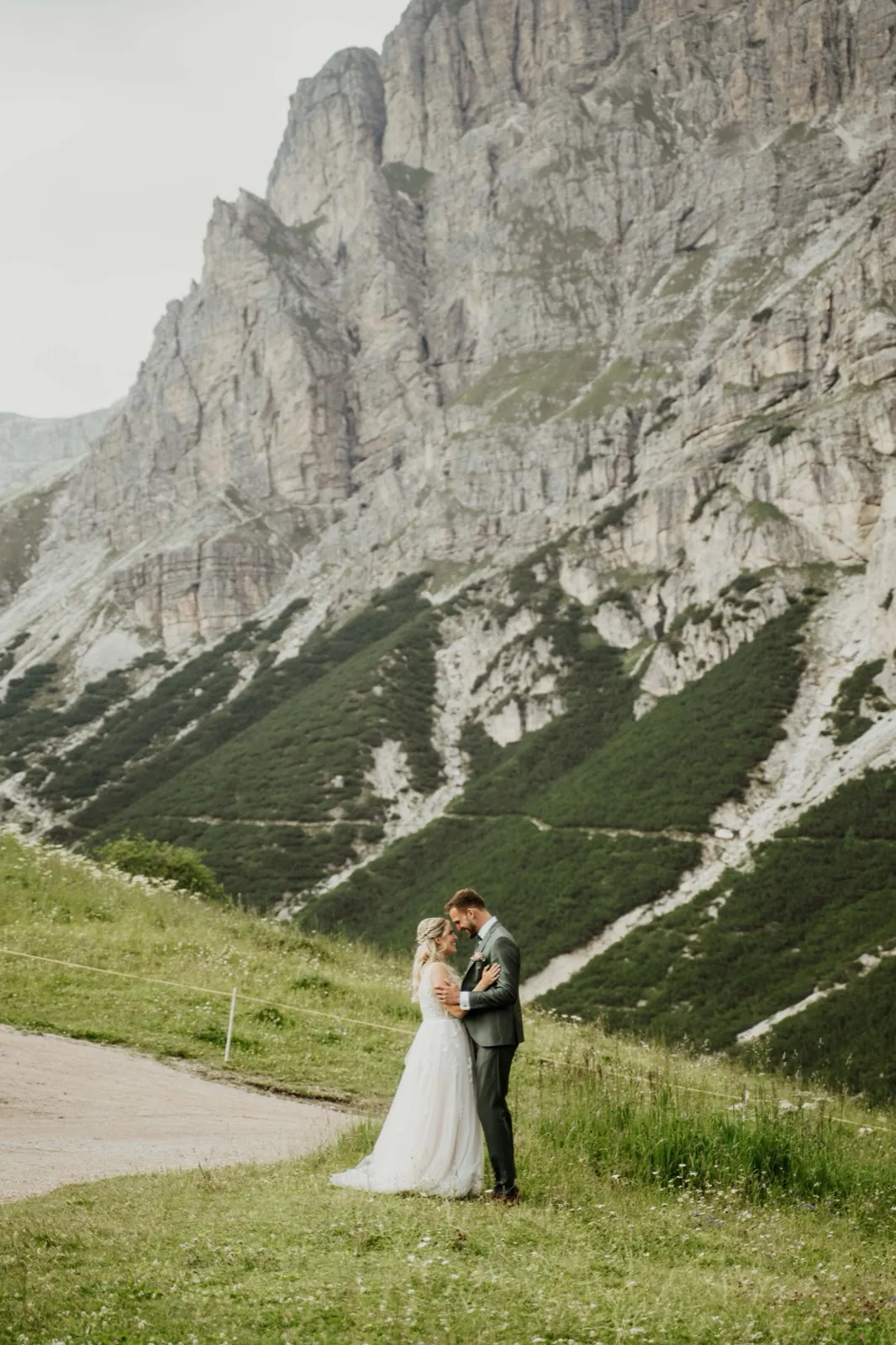Brautpaar im Abendlicht der Dolomiten